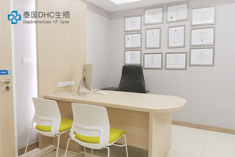 DHC的年齡逆襲檔案：從67歲準(zhǔn)爸爸到34歲“時(shí)光膠囊”