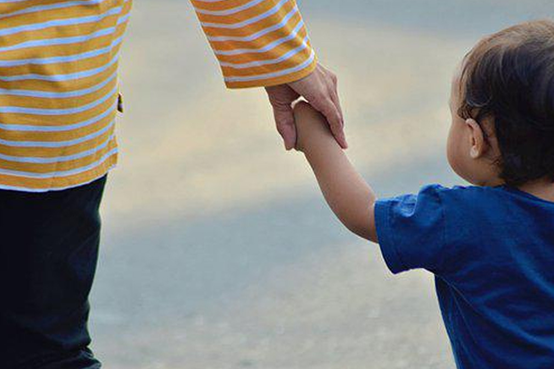 牽小孩的手 牽小孩的手
